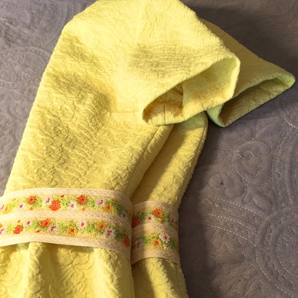 Vintage 40s-50s dress in Bright Yellow with custom embroidered floral belt. - Picture 11 of 16